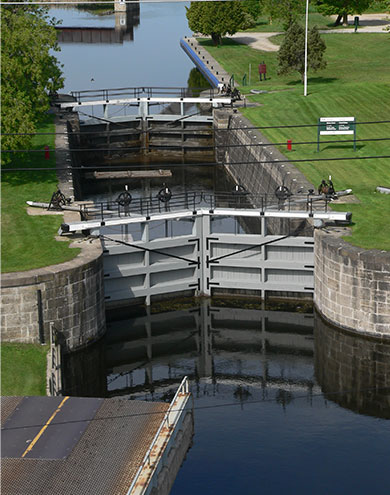 As you continue your stroll, soak up the scenic views and sounds along the Rideau Canal. Relax at Victoria Park, work on your rowing technique, or take it all in while waiting for the fish to bite. 