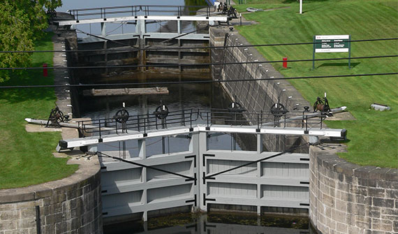 As you continue your stroll, soak up the scenic views and sounds along the Rideau Canal. Relax at Victoria Park, work on your rowing technique, or take it all in while waiting for the fish to bite. 